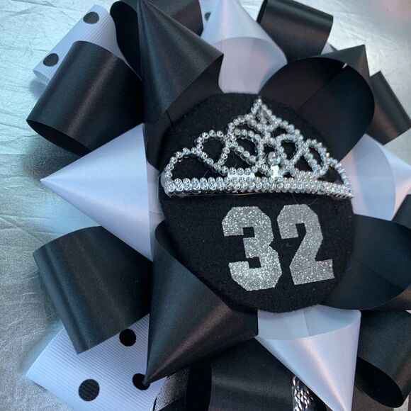 Queen Pin-Corsage custom made authentic - Picture 3 of 11